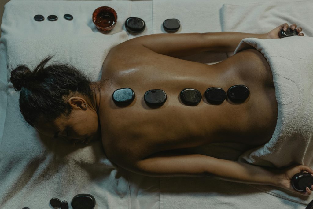 Un massage pierres chaudes lors du salon bien-être